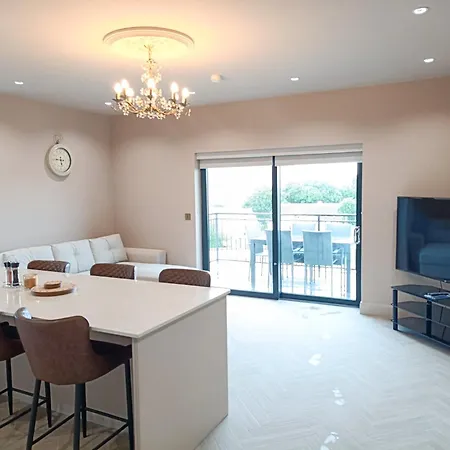 New Spacious Coastal Retreat Apartment *