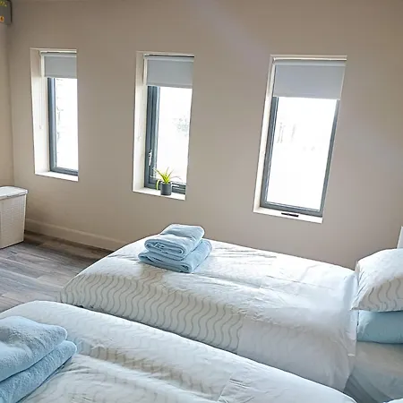 New Spacious Coastal Retreat Lägenhet *